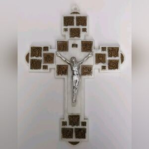 Oddity VTG Stations of the Cross Crucifix w/ Jesus pearlized plastic wall hang